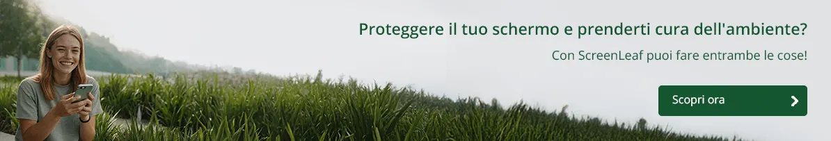 Donna sorridente nel verde con smartphone – protezione sostenibile di ScreenLeaf, con pulsante scopri la protezione.